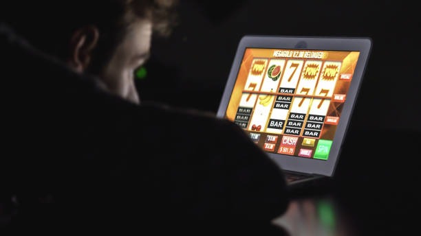 deluna slot live dealer table with professional croupier